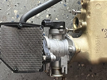 Cargar imagen en el visor de la galería, MFS 50 40 hp Tohatsu 3KY020910 INTAKE MANIFOLD & 3KY101000 THROTTLE BODY, t/ map sensor 3KY102140, 3KY024090 SILENCER