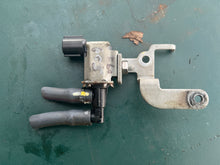 Cargar imagen en el visor de la galería, f 60 Yamaha 6C5-86120-00-00 SOLENOID VALVE intake 40-70 hp, 6BG-86112-10-00 STAY, SOLENOID