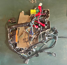 Cargar imagen en el visor de la galería, MFS 50 40 hp Tohatsu 3KY761102 CORD ASSY electrical harness 3C8725800 UP SOLENOID blue, 3C8725810 DOWN SOLENOID SWITCH pink, 3H8760400 STARTER SOLENOID, AB33401 trim relay, 3KY069010 BRACKET