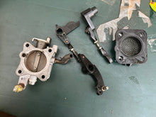 Load image into Gallery viewer, DF 40 50 hp Suzuki 13300-87J00 THROTTLE BODY W/ CTP SWITCH NLA  19148-87J00 THROTTLE LEVER, 13510-87J00 THROTTLE ROD, 19131-95502 CONNECTOR, 19121-87J00 THROTTLE CONTROL LEVER