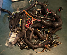 Cargar imagen en el visor de la galería, 225 hp Mercury 825433A10 IGNITION HARNESS electrical 817109A2 two stroke CARBURETED