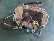 Load image into Gallery viewer, 200 225 250 hp Johnson Evinrude 0584424 voltage regulator 584424-17fu-oa omc 275 300 hp
