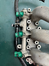 Lade das Bild in den Galerie-Viewer, DF 40 50 hp Suzuki 15710-87J00 FUEL INJECTORS, 13111-87J03 MANIFOLD, INTAKE DF40 serial 681314~up 1999-2009 four stroke Johnson Evinrude 5036472 5031403