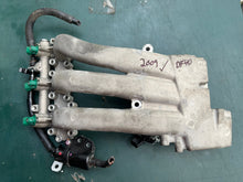Lade das Bild in den Galerie-Viewer, DF 40 50 hp Suzuki 15710-87J00 FUEL INJECTORS, 13111-87J03 MANIFOLD, INTAKE DF40 serial 681314~up 1999-2009 four stroke Johnson Evinrude 5036472 5031403