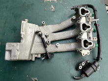 Lade das Bild in den Galerie-Viewer, DF 40 50 hp Suzuki 15710-87J00 FUEL INJECTORS, 13111-87J03 MANIFOLD, INTAKE DF40 serial 681314~up 1999-2009 four stroke Johnson Evinrude 5036472 5031403