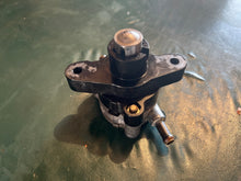 Lade das Bild in den Galerie-Viewer, sold local feb2026——F 115 100 90 80 hp Yamaha four stroke fuel pump