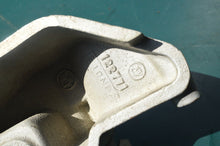 Lade das Bild in den Galerie-Viewer, OMC Johnson & Evinrude 1970-88 Power Tilt Lower Bracket 122771