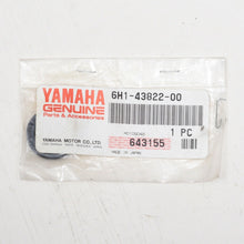Load image into Gallery viewer, 70, 90 hp Yamaha 6h1-43822-00 seal, trim dust