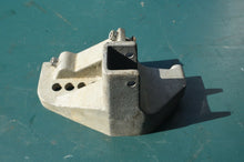 Lade das Bild in den Galerie-Viewer, OMC Johnson & Evinrude 1970-88 Power Tilt Lower Bracket 122771