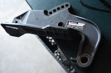 Cargar imagen en el visor de la galería, DT 40 35 hp Suzuki Clamp Bracket set 41111-97E01-0ED 41121-97E01-0ED stern bracket 1994-1998 Two Stroke