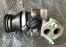 Cargar imagen en el visor de la galería, BF 225a Honda throttle body assy 16400-zy3-a01, spacer 16404-ZY3-000 , 17249-PY3-000 SPRING, AIR FLOW TUBE compatible 200 225 250, 2007 & later