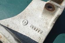 Lade das Bild in den Galerie-Viewer, OMC Johnson & Evinrude 1970-88 upper lifting lever bracket 122772