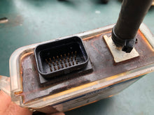 Cargar imagen en el visor de la galería, NEEDS REBUILD - 25 30 15 hp Evinrude E-tec 0587126 EMM control unit two stroke REBUILD 587126