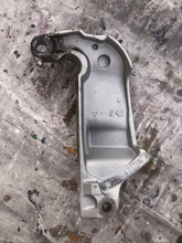 Lade das Bild in den Galerie-Viewer, BF 200 225 175 hp honda 50301-zy3-030za stern bracket right starboard clamp