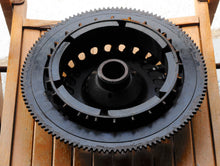 Lade das Bild in den Galerie-Viewer, 200 225 250 HP Evinrude Ficht Flywheel 0586651 0586651 two stroke ‘01-05 0586653