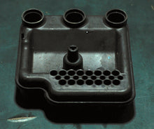 Cargar imagen en el visor de la galería, 25 hp Johnson Evinrude OMC Air Silencer 436673 1997-2003 three cylinder 2 stroke