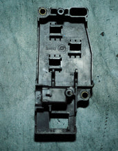 Lade das Bild in den Galerie-Viewer, 25 hp Johnson Evinrude OMC electrical bracket cover 0514693 514693 1997-2003 3 cylinder Two stroke