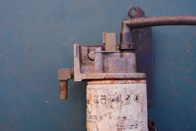 Lade das Bild in den Galerie-Viewer, 225 hp Ficht fuel filter housing 347060 0347060 Evinrude two stroke