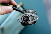 Lade das Bild in den Galerie-Viewer, 30 hp Mercury carburetor 823799A12 823799A11, 822514A2 OIL TANK, 818902A2 OIL PUMP, oil-injected Two Stroke