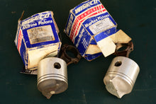 Lade das Bild in den Galerie-Viewer, OMC Pistons (2) 3027P2, Wiseco Marine 3020KD, bore 3.0200-3.0210, 25, 28, 30 and 35 hp 2 cylinder two stroke johnson evinrude outboards
