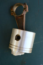 Lade das Bild in den Galerie-Viewer, OMC Pistons (2) 3027P2, Wiseco Marine 3020KD, bore 3.0200-3.0210, 25, 28, 30 and 35 hp 2 cylinder two stroke johnson evinrude outboards