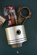 Lade das Bild in den Galerie-Viewer, OMC Pistons (2) 3027P2, Wiseco Marine 3020KD, bore 3.0200-3.0210, 25, 28, 30 and 35 hp 2 cylinder two stroke johnson evinrude outboards