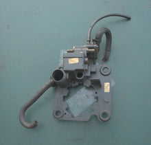 Cargar imagen en el visor de la galería, 90 100 115 150 175 hp Evinrude 0433352 433352 VAPOR PUMP,  0335385 COVER, 0340082 FUEL BRACKET V4 Two Stroke