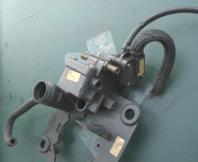 Cargar imagen en el visor de la galería, 90 100 115 150 175 hp Evinrude 0433352 433352 VAPOR PUMP,  0335385 COVER, 0340082 FUEL BRACKET V4 Two Stroke