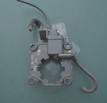 Cargar imagen en el visor de la galería, 90 100 115 150 175 hp Evinrude 0433352 433352 VAPOR PUMP,  0335385 COVER, 0340082 FUEL BRACKET V4 Two Stroke