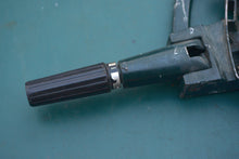 Lade das Bild in den Galerie-Viewer, 7.5 9.8 HP Gamefisher Tiller Handle Steering Arm F525582-1, Lower Pan and choke, Mercury Force