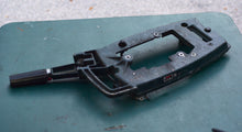 Lade das Bild in den Galerie-Viewer, 7.5 9.8 HP Gamefisher Tiller Handle Steering Arm F525582-1, Lower Pan and choke, Mercury Force