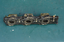 Cargar imagen en el visor de la galería, 25 35 HP Johnson Evinrude Carb Intake Manifold 0438077 438077 with reeds 0438610 438610, 1998, omc brp