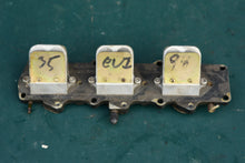 Cargar imagen en el visor de la galería, 25 35 HP Johnson Evinrude Carb Intake Manifold 0438077 438077 with reeds 0438610 438610, 1998, omc brp