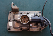 Load image into Gallery viewer, 25 30 HP Evinrude E-tec Intake 5007345 THROTTLE BODY Assembly 2015, two stroke, tps sensor 5006484, Johnson OMC