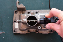 Load image into Gallery viewer, 25 30 HP Evinrude E-tec Intake 5007345 THROTTLE BODY Assembly 2015, two stroke, tps sensor 5006484, Johnson OMC