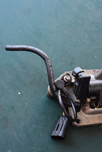 Load image into Gallery viewer, 25 30 HP Evinrude E-tec Intake 5007345 THROTTLE BODY Assembly 2015, two stroke, tps sensor 5006484, Johnson OMC