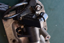 Load image into Gallery viewer, 25 30 HP Evinrude E-tec Intake 5007345 THROTTLE BODY Assembly 2015, two stroke, tps sensor 5006484, Johnson OMC