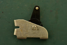 Cargar imagen en el visor de la galería, 25 30 HP Tohatsu 3AC635080 BRACKET, THROTTLE CABLE, 3AC636220 THROTTLE DRAM