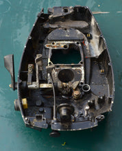 Lade das Bild in den Galerie-Viewer, 7.5 9.8 hp Mercury Mariner lower pan bottom cowl 6587a5, merc 110 two stroke