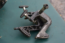 Lade das Bild in den Galerie-Viewer, 7.5 9.8 hp Mercury clamp bracket set 5570a3 5571a3, sternbrackets, thumbscrews 77190a3 Merc 110
