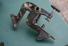Lade das Bild in den Galerie-Viewer, 7.5 9.8 hp Mercury clamp bracket set 5570a3 5571a3, sternbrackets, thumbscrews 77190a3 Merc 110