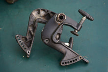 Lade das Bild in den Galerie-Viewer, 7.5 9.8 hp Mercury clamp bracket set 5570a3 5571a3, sternbrackets, thumbscrews 77190a3 Merc 110