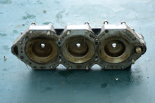 Cargar imagen en el visor de la galería, 150 175 hp Johnson Evinrude CYLINDER HEAD 0337548 337548 two stroke CX & PX Models 1992-2006 sole compatibility 100 105 hp