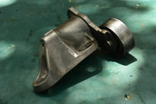 Load image into Gallery viewer, 135 150 175 hp Mercury Verado 885349T05 alternator BELT TENSIONER, 885349500 PULLEY