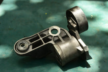 Load image into Gallery viewer, 135 150 175 hp Mercury Verado 885349T05 alternator BELT TENSIONER, 885349500 PULLEY
