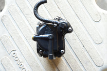 Cargar imagen en el visor de la galería, 120 150 175 200 225 250 300 hp OMC Johnson Evinrude carburetor 433449 0433449 bowl 333525 0333525 two stroke outboards