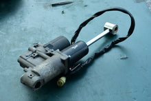 Lade das Bild in den Galerie-Viewer, MFS 50 40 hp Tohatsu trim motor assy 3Z5771800 PTT MOTOR - leaks needs repair