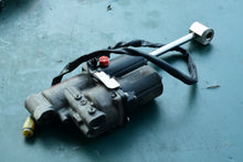 Lade das Bild in den Galerie-Viewer, MFS 50 40 hp Tohatsu trim motor assy 3Z5771800 PTT MOTOR - leaks needs repair