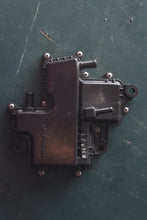 Load image into Gallery viewer, DF 9.9b 15 20 HP Suzuki evaporation chamber 15690-89L02, 9.9 hp