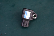 Cargar imagen en el visor de la galería, BF 200 225 hp Honda 37830-PGK-A01 intake MAP SENSOR ASSY four stroke 2002-up